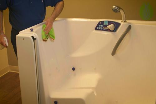 How to Clean a Bathhouse Tub